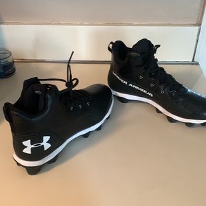 New Men’s black cleats by Under Armour size 12. Perfect condition. Make an offer